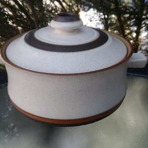 Vintage Denby Töpferscheibe, eingestellt 1974-1981, Auflaufform mit Deckel und Griff, Steinzeug, braunes und hellbraunes Zierdekor
