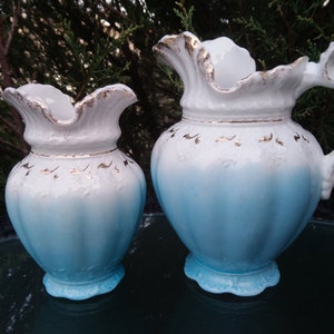 Antik Alfred Meakin Ltd, daterad 1897-1906, Royal Ironstone-porslin, liten kanna och tandborstehållare, ljusblå och vit, gulddekoration