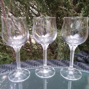 Vintage-Set von drei Kristall-Weingläsern, klare glatte Schüssel, klarer geriffelter Stiel, Kristallglas, Barware Gläser, Vintage Barware, Bar