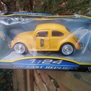 Motor Max Die Cast Replicas Model Car, 1/24 Scale, 1966 Volkswagen Beetle, 73200S, Yellow, Boxed, Taped
