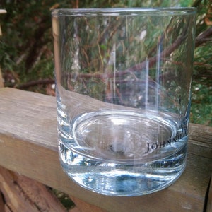 K&ouml;nnte beinhalten: Ein klares Glas mit einem Logo, das "Johnnie Walker" auf dem Boden lautet.