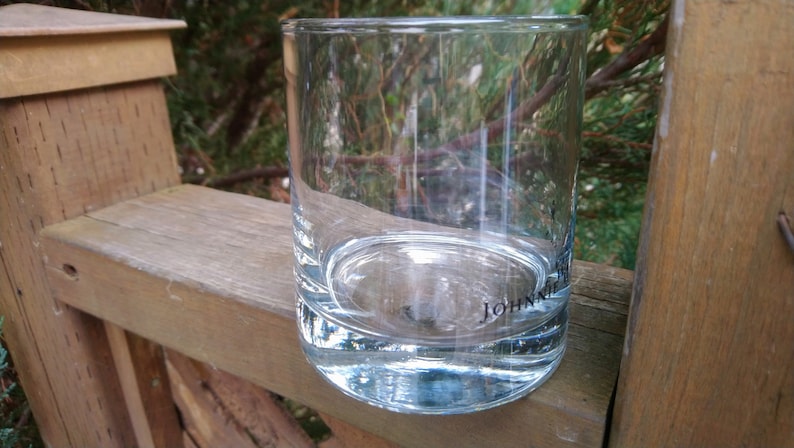 K&ouml;nnte beinhalten: Ein klares Glas mit einem Logo, das "Johnnie Walker" auf dem Boden lautet.