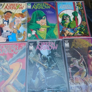 Puede incluir: Una colección de nueve cómics de Green Arrow. Las portadas presentan una variedad de ilustraciones del personaje de Green Arrow, incluyendo un primer plano de su rostro, una escena en la que dispara una flecha y una escena en la que lucha contra un villano. Los cómics están todos en buen estado y tienen un aspecto brillante y colorido.