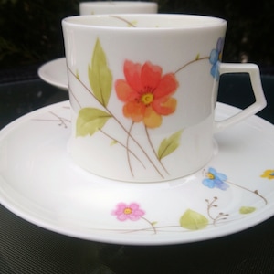 Twee Mikasa &quot;Just Flowers&quot; Koffiemokken Met Schotel, Stopgezet 1974-1996, Koraal, Geel, Blauwe Bloemen, Witte Achtergrond, Bloemmotief, Deco