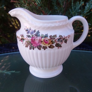 Wedgwood Edme, Conway-patroon, vintage creamer, witte geribbelde kom met reliëf, veelkleurige bloemen, kom met handvat, kom op voet, decoratie