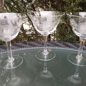 Vintage champagneglazen met korenbloem of hoge sorbetglazen, set van drie, gladde steel, korenbloemen met twaalf bloembladen