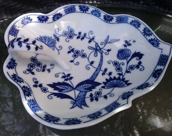 Piatto con manico di cipolla blu in porcellana fine di Vienna Woods, piatto di noci, piatto di gingillo, piatto da portata, piatto blu, stoviglie, piatto cinese vintage, bianco blu