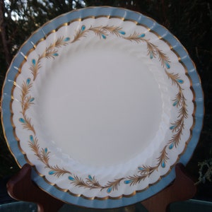 Aynsley Of England, Wzór „Marjorie”, Porcelana kostna vintage, Trzy talerze na chleb i masło, Niebieskie talerze, Naczynia, Faliste brzegi, Naczynia