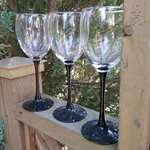 Vintage Luminarc, Frankreich, Set von drei schwarzen Stielen, klaren Schüssel, Weingläser, Vintage Barware, Vintage Glaswaren