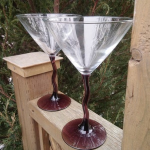 Vintage Set von zwei gedrehten braunen Stemmed Martini Gläsern, Barware Gläser, Trinkgläser, brauner Stiel, klare Schale, geschwungener Stiel, brauner Sockel