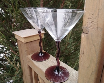 Ensemble vintage de deux verres Martini à tige brune torsadée, verres de bar, verres à boire, tige brune, bol clair, tige incurvée, base brune