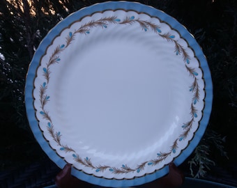 Padrão Aynsley "Marjorie", conjunto de quatro pratos de salada, louça vintage, acabamento em azul claro e detalhes dourados, porcelana óssea