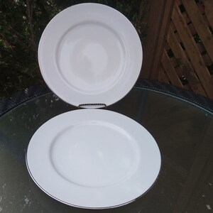 Royal Doulton, modello Simply Platinum, porcellana fine, set di due piatti piani da 10,5&quot;, bianco con finiture in platino, piatti in porcellana