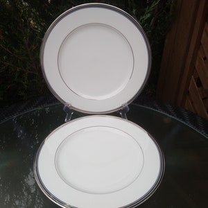 Royal Doulton Pattern &quot;Platinum Lux&quot;, fuori produzione 2006-2008, fascia di platino spessa su piatto di porcellana bianca, set di due piatti da pranzo