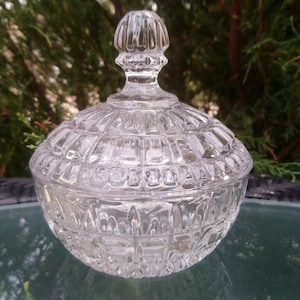 Plato de caramelo de vidrio vintage, plato de baratija, tazón de caramelo de vidrio con tapa, tazón de baratija, vintage de la década de 1970, tazón de vidrio, plato de anillo o menta, decoración de mesa