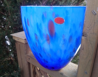 Murano Lavorazione, Hecho en Italia, Jarrón de vidrio azul manchado, Vidrio de arte soplado vintage, Etiquetado, Arte italiano, Azul vibrante con manchas de colores,