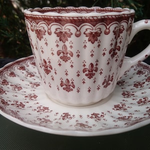 Copeland Spode "Fleur De Lys" Patroon Koffiekopje Met Schotel, Aardewerk, Stopgezet 1955-1973, Bruine Fleur De Lys Op Witte Achtergrond
