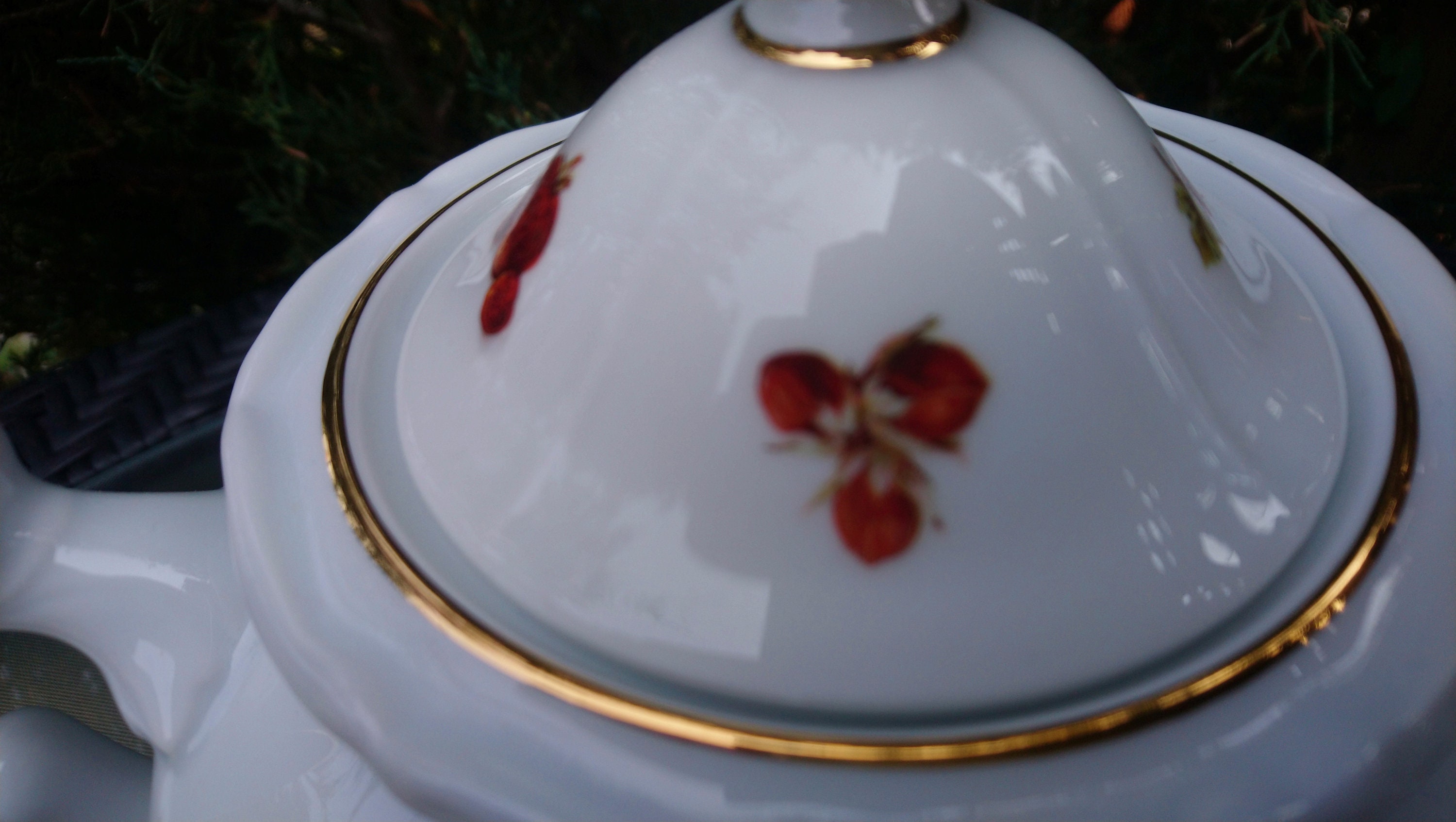 Weimar Porzellan, Made in Germany, Large Fruit and Nut Teapot 