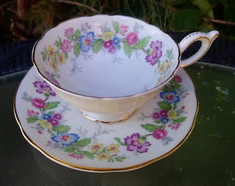 Coalport Maytime Muster, eine Teetasse und Untertasse, mehrfarbige Blumen, Goldrand, überbackener Rand, Tasse mit Fuß,