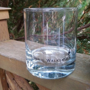 K&ouml;nnte beinhalten: Ein klares Glas mit der Aufschrift "Johnnie Walker" auf dem Boden.