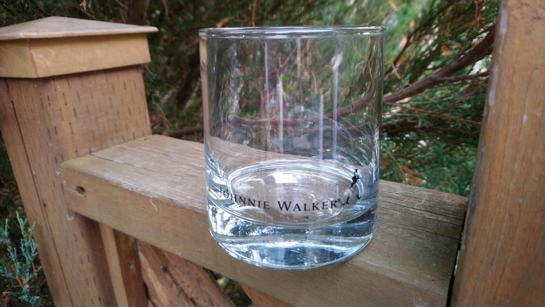 K&ouml;nnte beinhalten: Ein klares Glas mit der Aufschrift "Johnnie Walker" auf dem Boden.