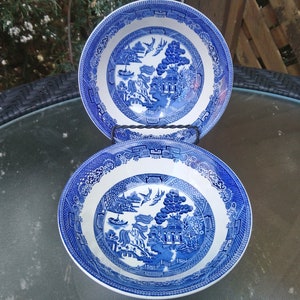 Johnson Brothers, Blue Willow, Set mit zwei Müslischalen, 1980er Jahre China, 6 &quot;Durchmesser, blaues Dekor auf Weiß