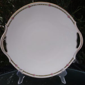 Limoges France Tressemann und Vogt um 1907-1919, Runde zwei umgeschlagene Servierplatte, grüner Kranz mit rosa Blumen, Goldrand, weißer Teller