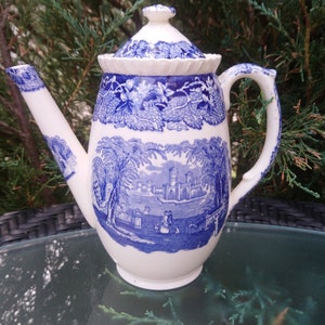 Vintage Mason&#39;s &quot;Vista&quot; Blue Pattern, Discontinued 1890-1973, Blue Leaves, Landscape, Transferware On White Background Tea Pot Or Coffee Pot
