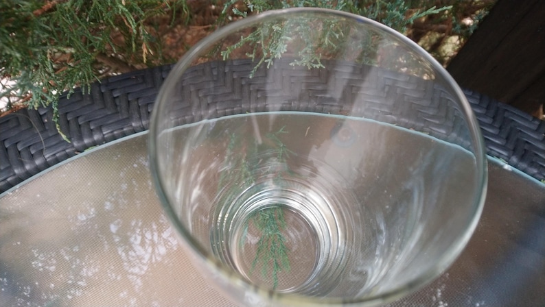 Puede incluir: Un vaso de beber de vidrio transparente con una base gruesa y un borde ancho. El vaso est&aacute; vac&iacute;o y parece estar limpio.