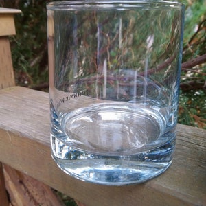 K&ouml;nnte beinhalten: Ein klares Glas mit der Aufschrift "JOHNNIE WALKER" auf der Seite.