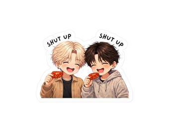 Può includere: Un adesivo con due personaggi in stile anime, ognuno con un pezzo di pollo fritto e sorridente. Il testo "SHUT UP" è sopra ogni personaggio. Uno indossa una giacca marrone, l'altro una felpa con cappuccio grigia.