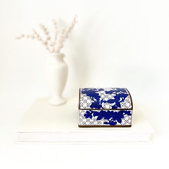 PAPER JEWELLERY BOX SMALL WHITE W/GOLD PAPER JEWELLERY BOX SMALL WHITE W/GOLD