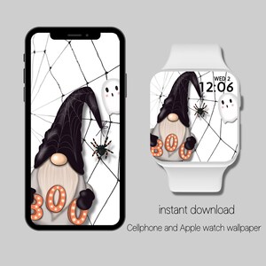 Peut inclure: Un fond d'&eacute;cran num&eacute;rique sur le th&egrave;me d'Halloween avec un gnome portant un chapeau noir et le mot "BOO" en lumi&egrave;res orange. Le design comprend une araign&eacute;e, un fant&ocirc;me et un fond de toile d'araign&eacute;e, affich&eacute; sur un smartphone et une smartwatch.
