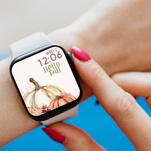 Puede incluir: Un Apple Watch blanco con una esfera de reloj digital que muestra "WED 2 12:06" y el texto "Hello Fall". La esfera del reloj tambi&eacute;n presenta una ilustraci&oacute;n de acuarela de dos calabazas.