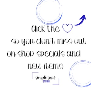 Peut inclure: Fond blanc avec des accents bleus et du texte. Le texte se lit "Click the" suivi d'un symbole de c&oelig;ur, "so you don't miss out on shop specials and new items." Le logo de "simpli said STUDIO" est en bas.