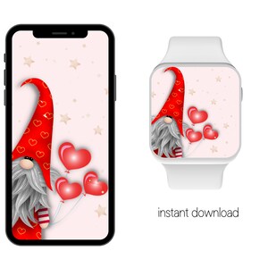 Peut inclure: Illustration num&eacute;rique d'un gnome avec un chapeau rouge et une longue barbe blanche, tenant des ballons rouges en forme de c&oelig;ur. Le gnome est affich&eacute; sur un &eacute;cran de smartphone et de montre connect&eacute;e, avec un fond rose clair et des &eacute;toiles.