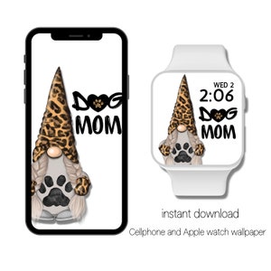 Pode incluir: Ilustração digital de um gnomo com chapéu com estampa de leopardo e pegada em fundo branco. O texto "DOG MOM" é exibido. A imagem é mostrada em um smartphone e um smartwatch.