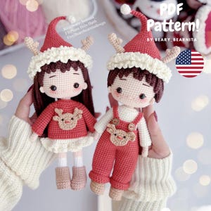 Peut inclure: Deux poupées de rennes en crochet portant des bonnets de Père Noël. La poupée fille porte un pull rouge avec un motif de renne et une jupe blanche. La poupée garçon porte une salopette rouge avec un motif de renne. Les poupées se tiennent la main et sont debout sur une surface blanche. PDF Pattern! by Beary_Bearnita.