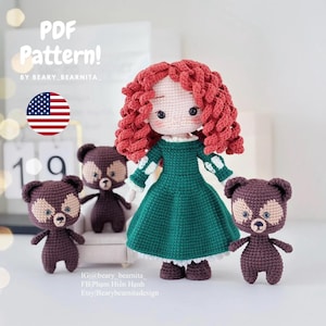 Könnte beinhalten: Eine Häkelpuppe mit roten Locken und einem grünen Kleid, zusammen mit drei kleinen braunen Häkelbären. Die Puppe hat ein weißes Gesicht und einen weißen Kragen. Das Bild enthält den Text "PDF Pattern!" und eine US-Flagge.