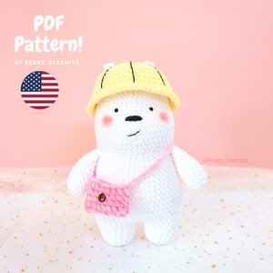 Op de afbeelding: Haakpatroon voor een witte beer die een gele bouwhelm en een roze handtas draagt. Het patroon is beschikbaar als PDF-download. Het patroon is van Beary_Bearnita_.