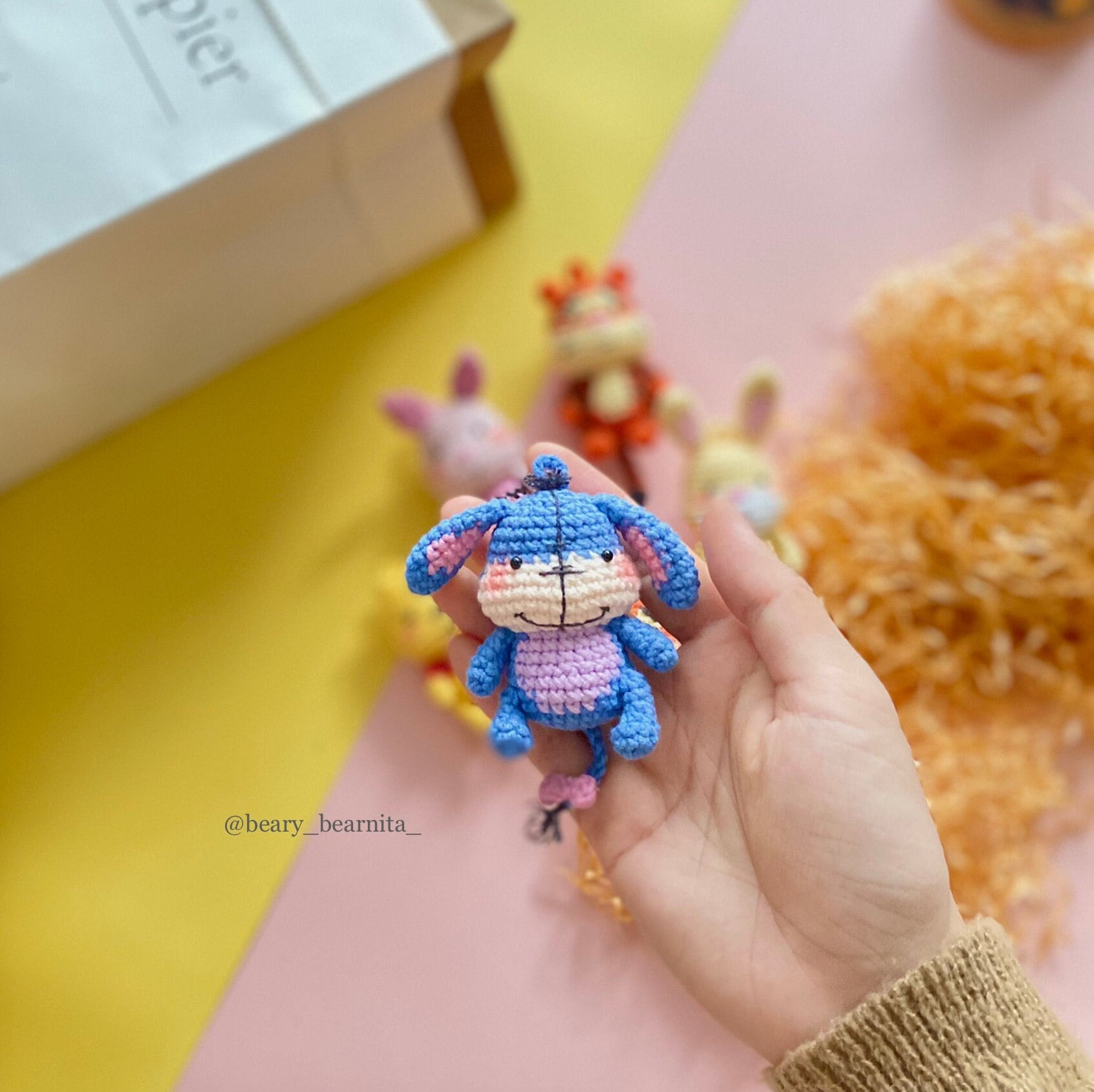 あみぐるみ　ぐふふっと仲良しコロピンクまるちゃんとコロ白ぷーちゃんのキーホルダー かぎ針編みキーホルダーパターンセット：あみぐるみプーさんフレンズ