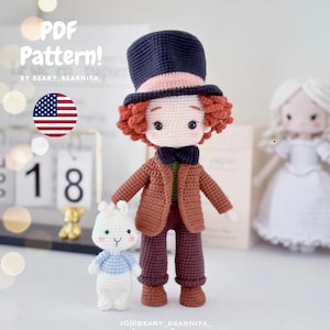 Puede incluir: Muñeco de ganchillo del Sombrerero Loco con pelo rojo, un sombrero de copa azul marino y una chaqueta marrón, junto a un pequeño conejito blanco de ganchillo con una camisa azul. La imagen incluye el texto "PDF Pattern!" y una bandera estadounidense.