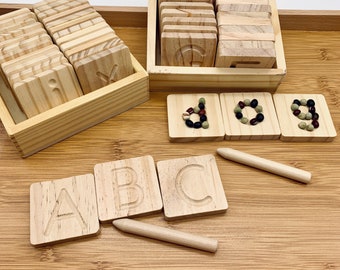 Tavoletta per tracciare l'alfabeto mobile in legno, stilo e scatola portaoggetti - Maiuscolo Minuscolo - Fonetica sensoriale per bambini in età prescolare - Montessori Waldorf