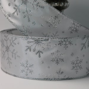 Kerst bedraad lint 50 yards Frozen glittersneeuwvlokken in zilver op effen witte achtergrond. 2,5" breed. Kransen, strikken. Lage/goedkope kosten