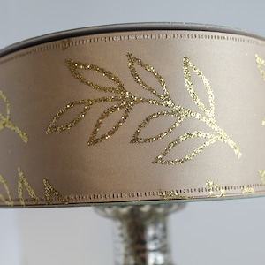 Kerstgaaslint 10 yards goud, metallic glitterbladeren op een taupebruine achtergrond. 2,5" breed. Kransen, strikken. Lage/goedkope kosten