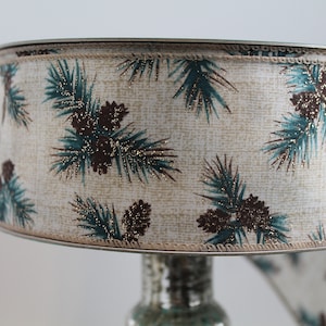 Kerstlint boerderij groen dennenappel lint, 2,5" bedraad, lichte jute achtergrond. rustiek, trendy schattig bedraad lint