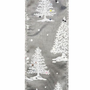 8,3 jaar. Witte kerstboom, matte glitter op zilversatijnen achtergrond. 2,5" breed. Kransen, strikken. Lage/goedkope kosten