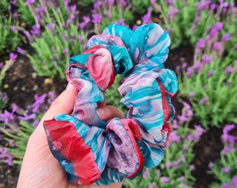 Seide Haargummi Marmor Effekt rot Smaragd grün Scrunchie  Batik Haarband Zopfgummi handmade Deutschland Geschenk Sommer vintage Marble