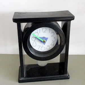 Pendule à quartz de style Memphis. Taïwan des années 1980, horloge de bureau design Memphis, décoration d&#39;espace personnel