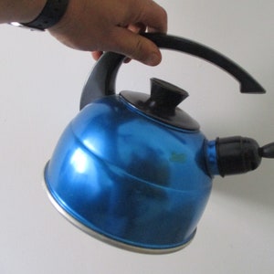 bouilloire bleue vintage , bouilloire vintage , bouilloire sur cuisinière , bouilloire bleue , bouilloire bleue anodisée , bouilloire israélienne , bouilloire sifflante